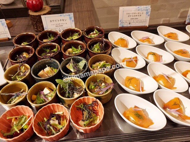 富山県魚津市のホテルグランミラージュ、夕食のホワイトチキン、スモークサーモンとポテトのサラダ