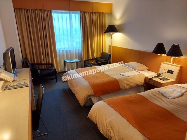 富山県魚津市のホテルグランミラージュ、ツインルームのベッド