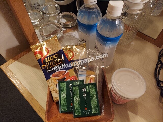 富山県魚津市のホテルグランミラージュ、ツインルームのお水とコーヒー